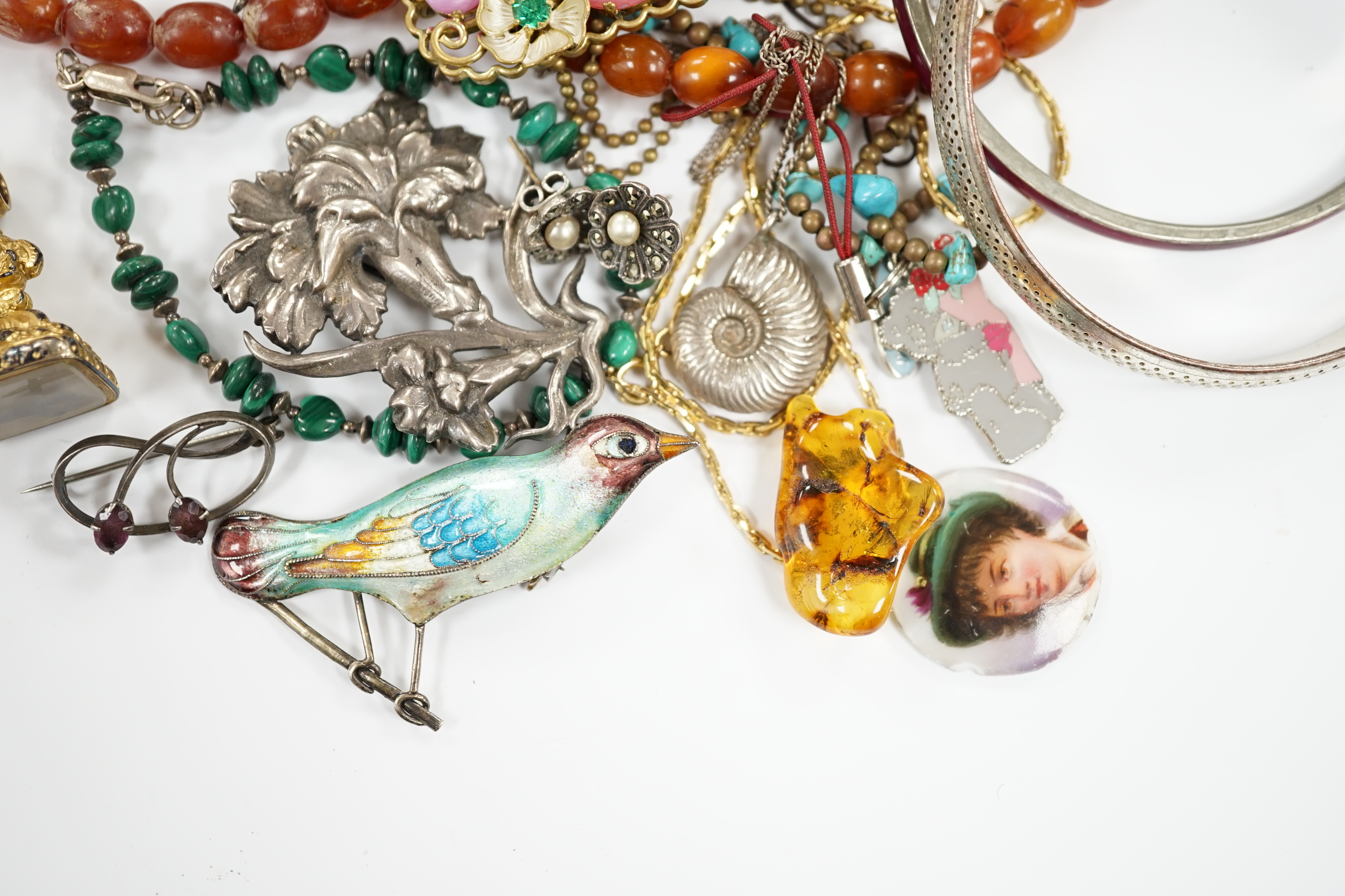 A small quantity of assorted jewellery, including an amber necklace, enamelled bird brooch etc.